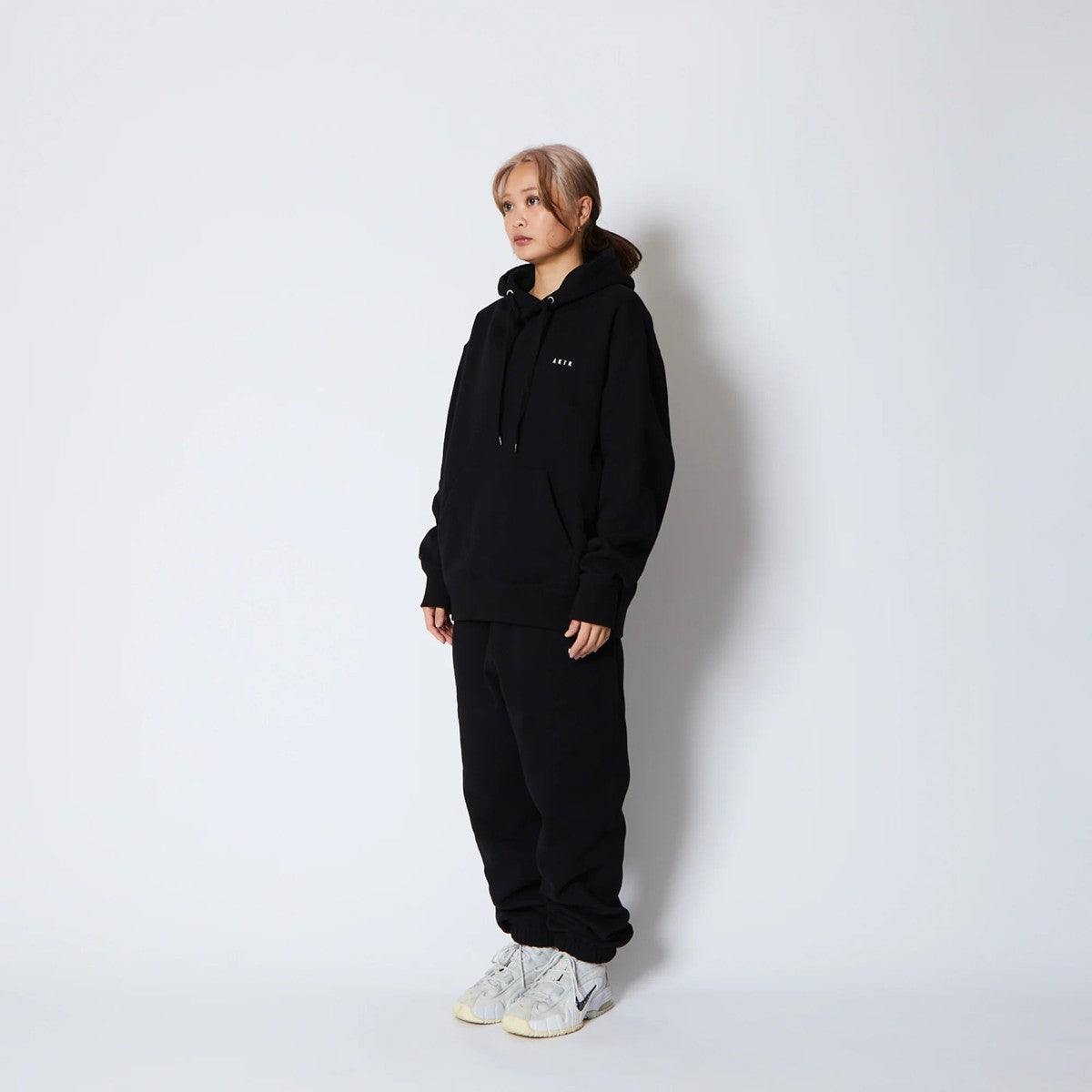 AKTR 1-PT LOGO SWEAT PULLOVER HOODIE アクター ワンポイント ロゴ スウェット プルオーバー フーディ 225-023010【メンズ パーカー フーディ スウェット 裏起毛 トレーニング スポーツ 25FW】