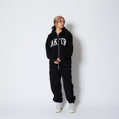 AKTR COLLEGE LOGO SWEAT ZIP HOODIE アクター カレッジ ロゴ スウェット ジップ フーディ 225-024010【メンズ ジップパーカー スウェット カレッジロゴ 裏起毛 25FW】