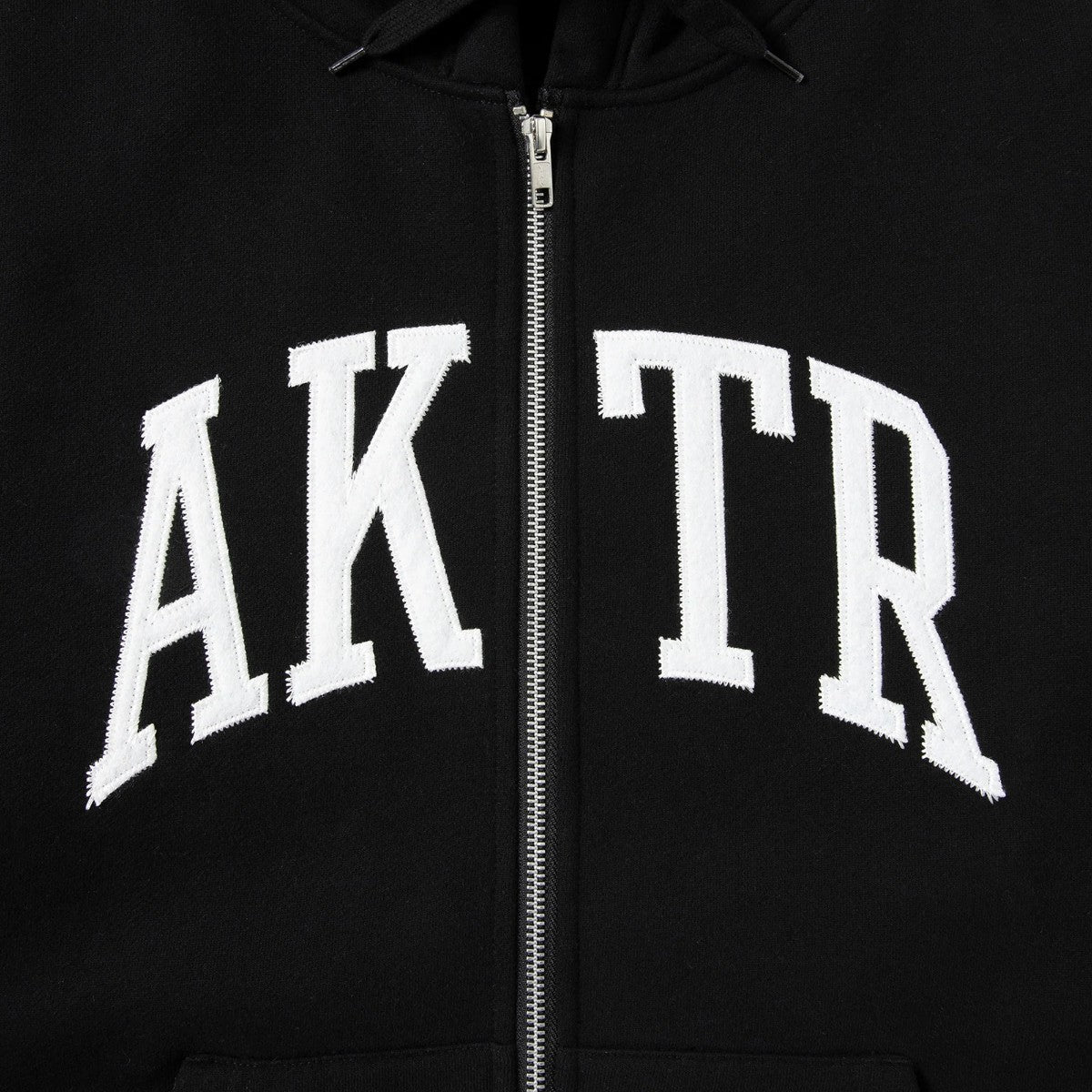 AKTR COLLEGE LOGO SWEAT ZIP HOODIE アクター カレッジ ロゴ スウェット ジップ フーディ 225-024010【メンズ ジップパーカー スウェット カレッジロゴ 裏起毛 25FW】