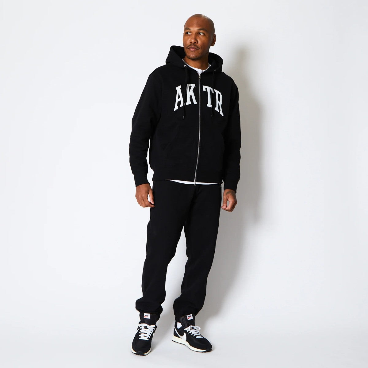 AKTR COLLEGE LOGO SWEAT ZIP HOODIE アクター カレッジ ロゴ スウェット ジップ フーディ 225-024010【メンズ ジップパーカー スウェット カレッジロゴ 裏起毛 25FW】