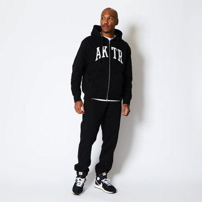 AKTR COLLEGE LOGO SWEAT ZIP HOODIE アクター カレッジ ロゴ スウェット ジップ フーディ 225-024010【メンズ ジップパーカー スウェット カレッジロゴ 裏起毛 25FW】
