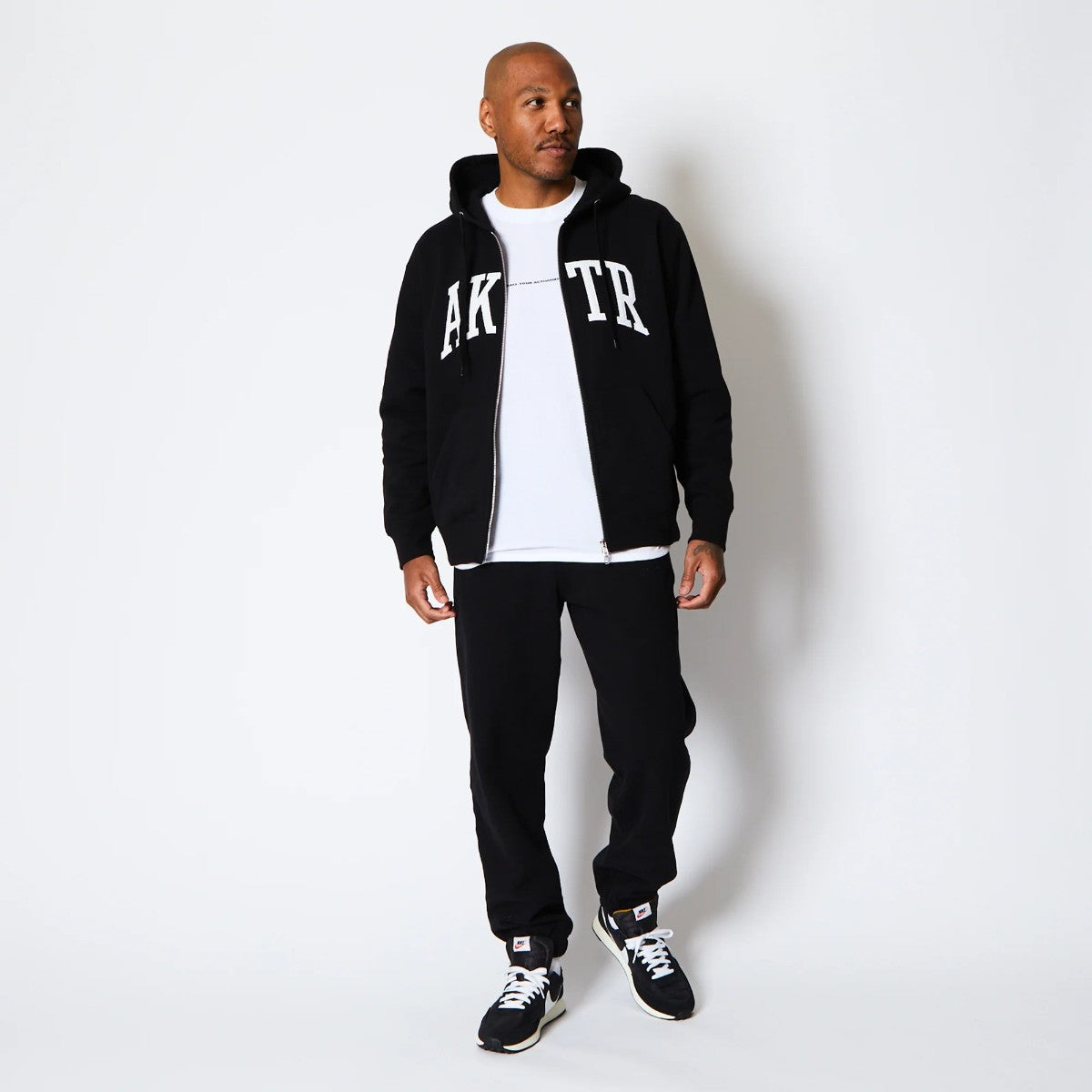 AKTR COLLEGE LOGO SWEAT ZIP HOODIE アクター カレッジ ロゴ スウェット ジップ フーディ 225-024010【メンズ ジップパーカー スウェット カレッジロゴ 裏起毛 25FW】