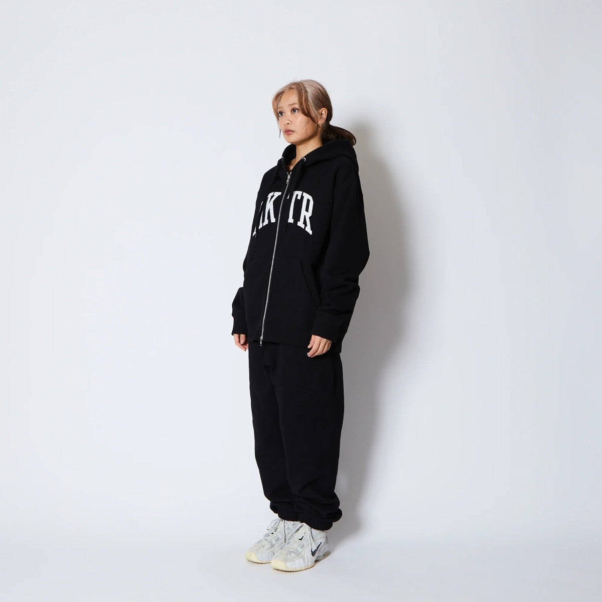 AKTR COLLEGE LOGO SWEAT ZIP HOODIE アクター カレッジ ロゴ スウェット ジップ フーディ 225-024010【メンズ ジップパーカー スウェット カレッジロゴ 裏起毛 25FW】