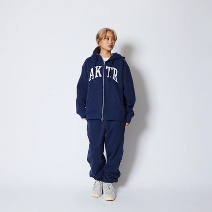 AKTR COLLEGE LOGO SWEAT ZIP HOODIE アクター カレッジ ロゴ スウェット ジップ フーディ 225-024010【メンズ ジップパーカー スウェット カレッジロゴ 裏起毛 25FW】