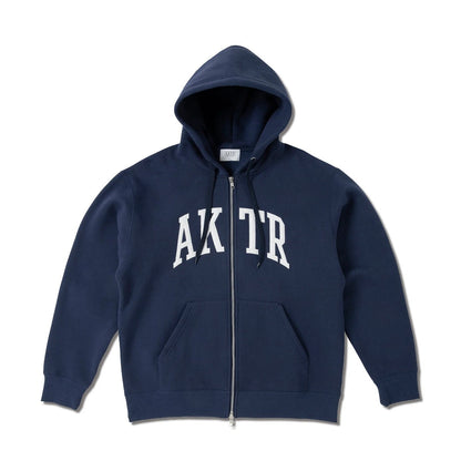 AKTR COLLEGE LOGO SWEAT ZIP HOODIE アクター カレッジ ロゴ スウェット ジップ フーディ 225-024010【メンズ ジップパーカー スウェット カレッジロゴ 裏起毛 25FW】