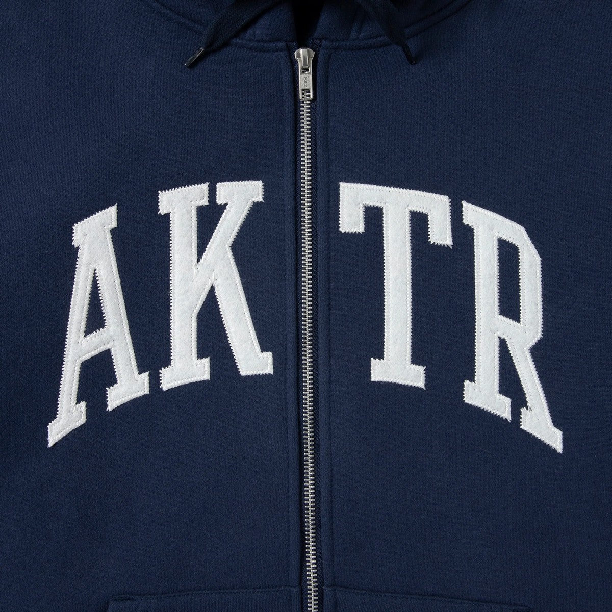 AKTR COLLEGE LOGO SWEAT ZIP HOODIE アクター カレッジ ロゴ スウェット ジップ フーディ 225-024010【メンズ ジップパーカー スウェット カレッジロゴ 裏起毛 25FW】