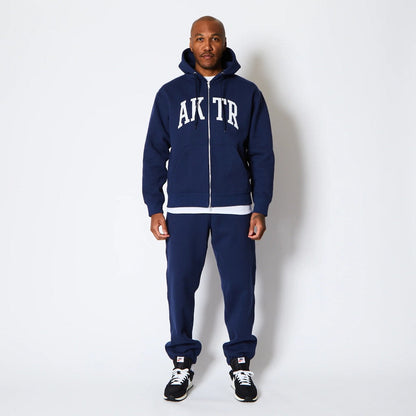 AKTR COLLEGE LOGO SWEAT ZIP HOODIE アクター カレッジ ロゴ スウェット ジップ フーディ 225-024010【メンズ ジップパーカー スウェット カレッジロゴ 裏起毛 25FW】