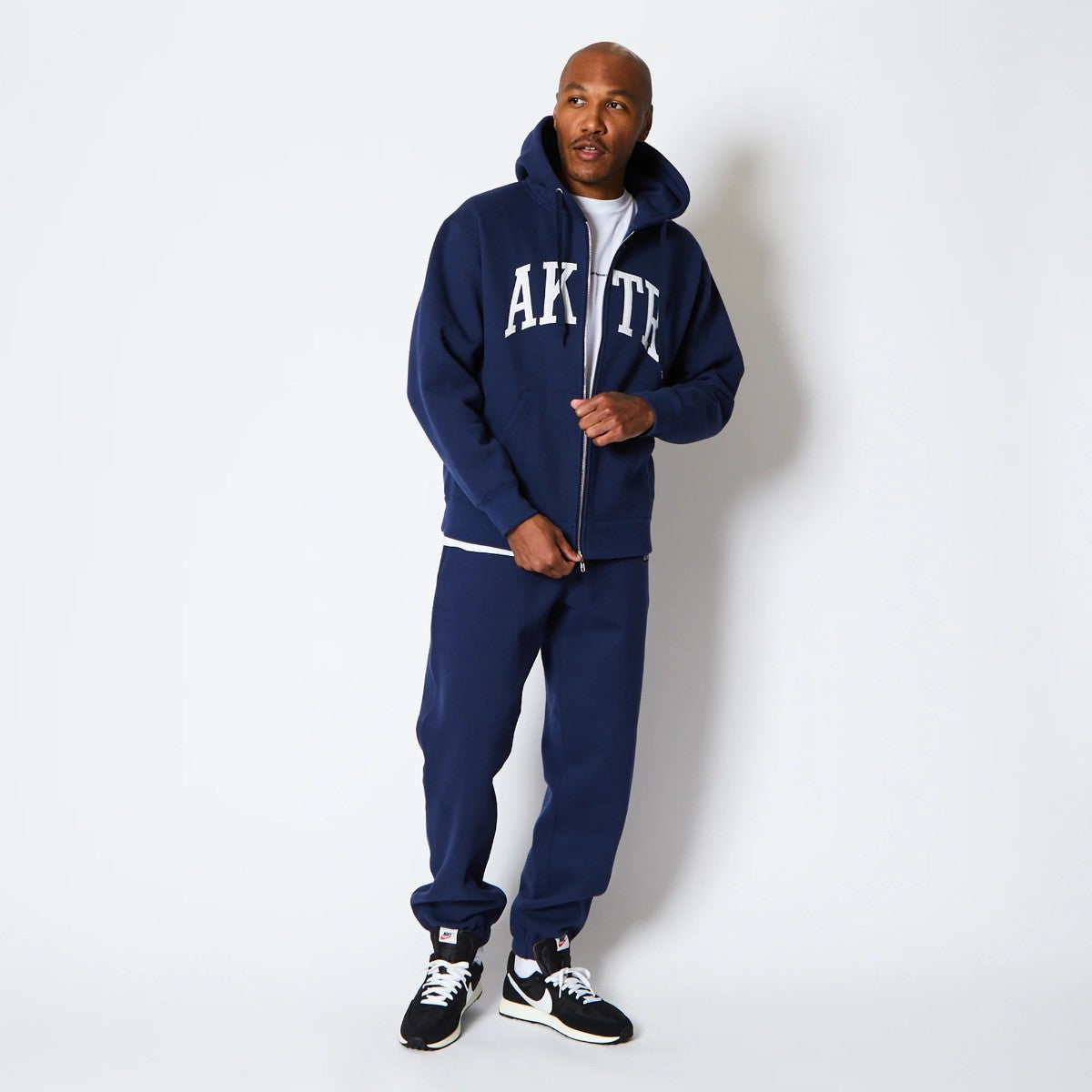 AKTR COLLEGE LOGO SWEAT ZIP HOODIE アクター カレッジ ロゴ スウェット ジップ フーディ 225-024010【メンズ ジップパーカー スウェット カレッジロゴ 裏起毛 25FW】