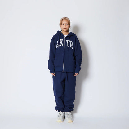 AKTR COLLEGE LOGO SWEAT ZIP HOODIE アクター カレッジ ロゴ スウェット ジップ フーディ 225-024010【メンズ ジップパーカー スウェット カレッジロゴ 裏起毛 25FW】