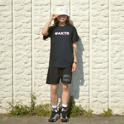 AKTR 68xAKTR ARCH LOGO 6.5INCH SHORTS アクター 68xAKTR アーチロゴ 6.5インチ ショーツ 225-043002【メンズ ショーツ ハーフパンツ カレッジロゴ コラボ 25FW】