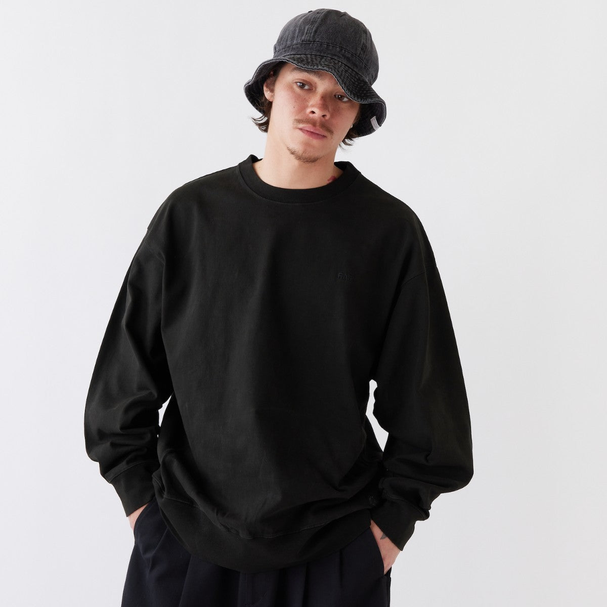 FAT FADEMENTIC エフエイティー フェイドメンティック F32520-CT13【メンズ クルーネック ピグメント加工 BIGシルエット スウェットライク ロゴ刺繍 25FW】