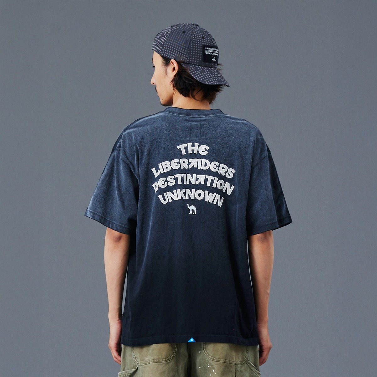 Liberaiders CAMEL TEE リベレイダース キャメル ティー 77602【メンズ Tシャツ 半袖 ロゴ バックプリント ヴィンテージテイスト 25FW】