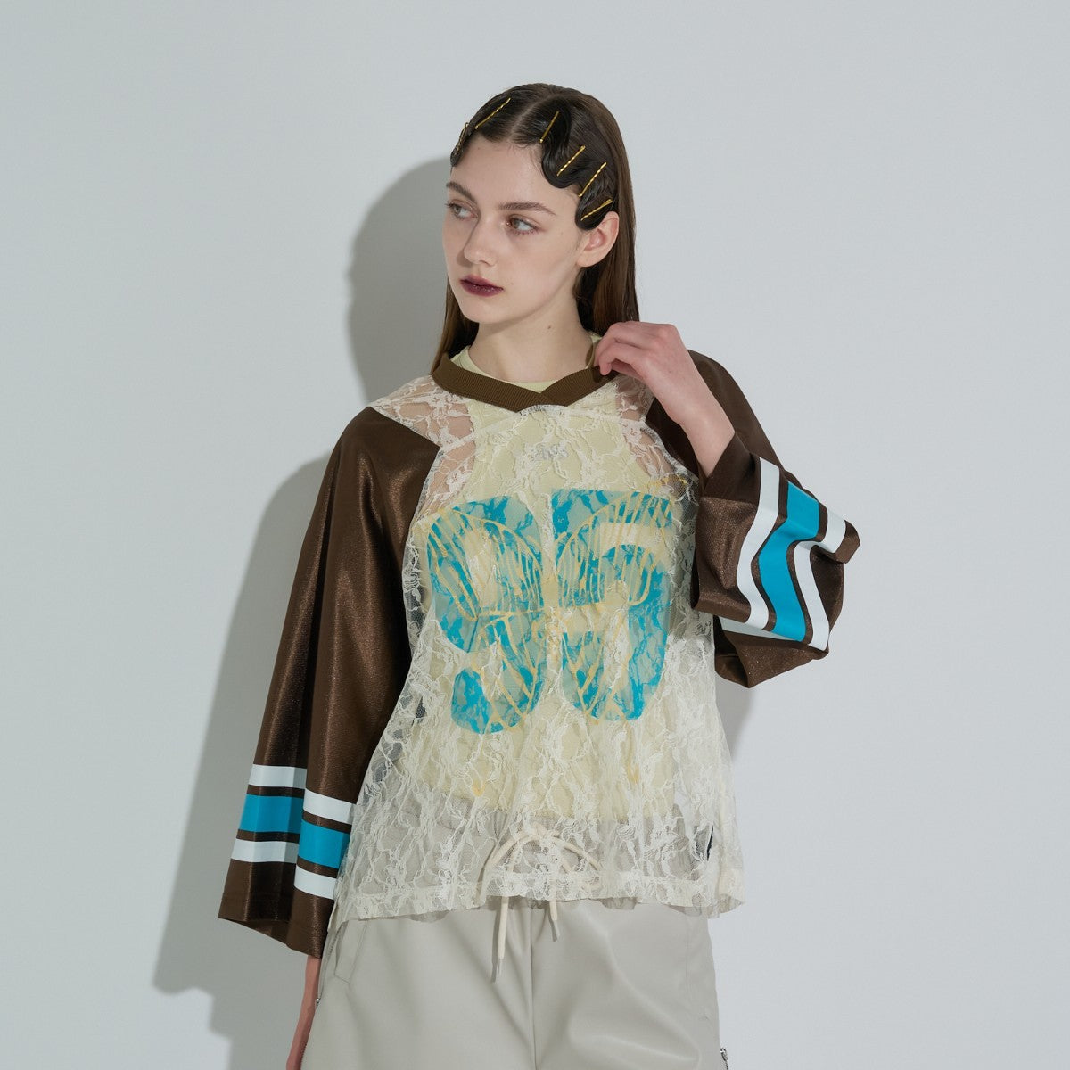 ANNA SUI NYC BUTTERFLY PRINT GAME SHIRT アナスイ エヌワイシー バタフライプリントゲームシャツ 15213296【レディース ゲームシャツ レース素材 ナンバリングプリント 蝶モチーフ スポーティ 25FW】