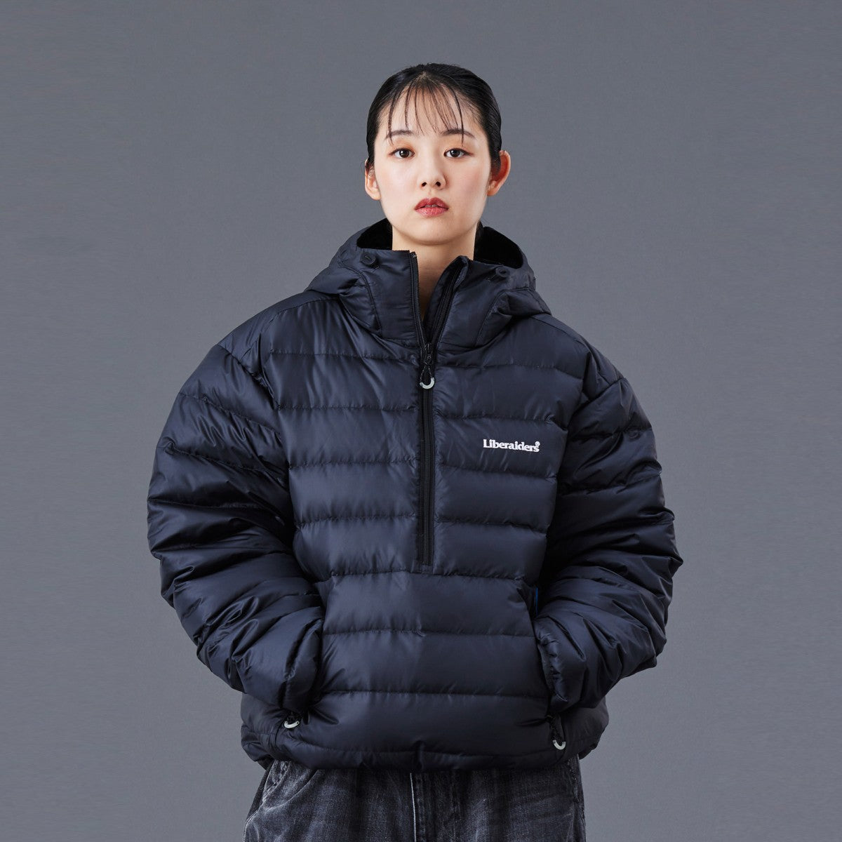 Liberaiders DOWN HALF ZIP HOODIE リベレイダース ダウン ハーフジップ フーディ 77009【メンズ ダウン フーディ 撥水 軽量 防寒性 リップストップ 静電気防止 25FW】