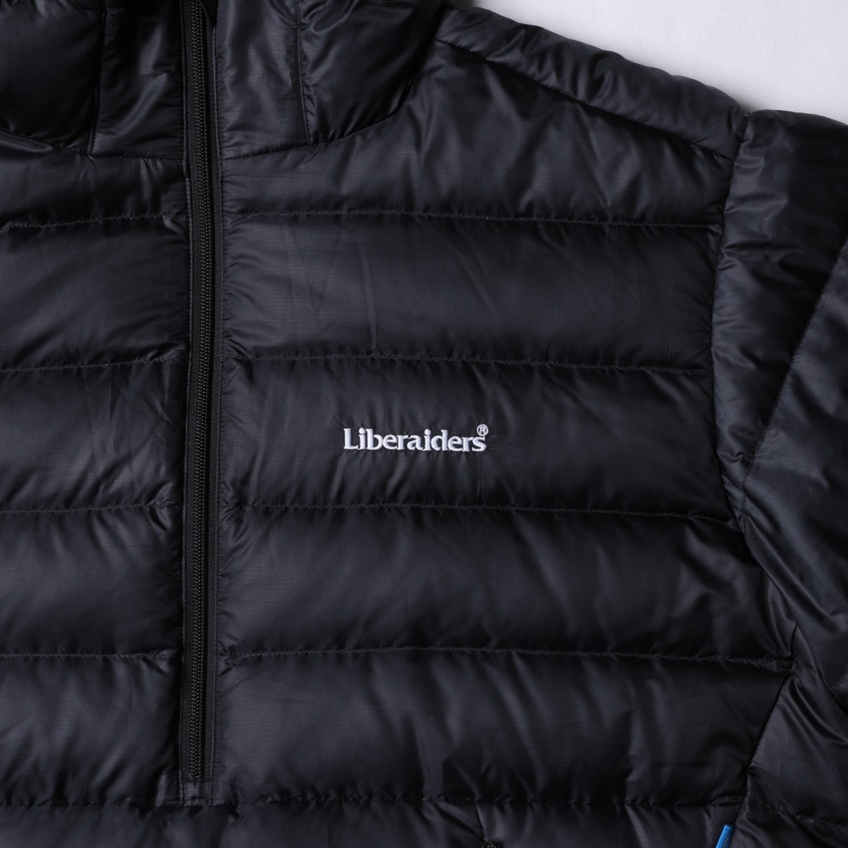 Liberaiders DOWN HALF ZIP HOODIE リベレイダース ダウン ハーフジップ フーディ 77009【メンズ ダウン フーディ 撥水 軽量 防寒性 リップストップ 静電気防止 25FW】