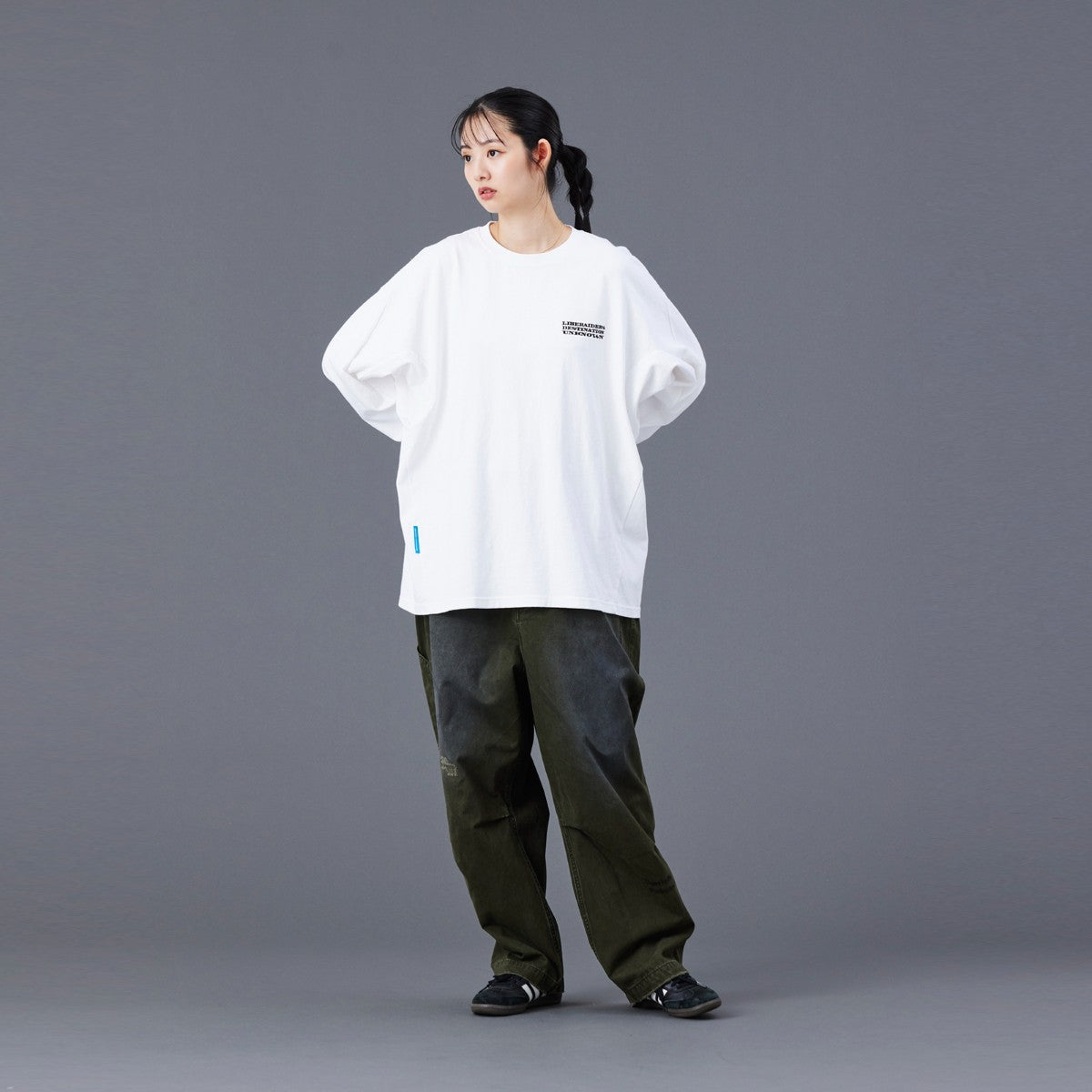 Liberaiders HANDWRITING PRINT CHINO SARROUEL PANTS リベレイダース ハンドライティング プリント チノ サルエルパンツ 77702【メンズ サルエル チノ パンツ ペインター ヴィンテージ 加工 25FW】