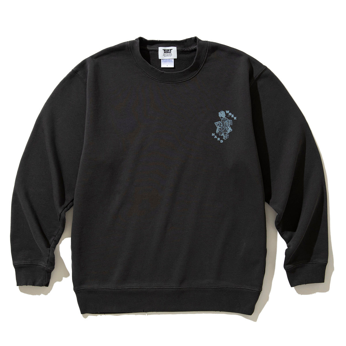 坩堝 WORKHARD/必殺仕事人 CREW SWEAT (RUTSUBO×YU SUDA） RUTSUBO WORKHARD/必殺仕事人 クルースウェット R25FA-SUDA-PF3【メンズ アーティスト クルースウェット メッセージ バックプリント コラボ 25FW】