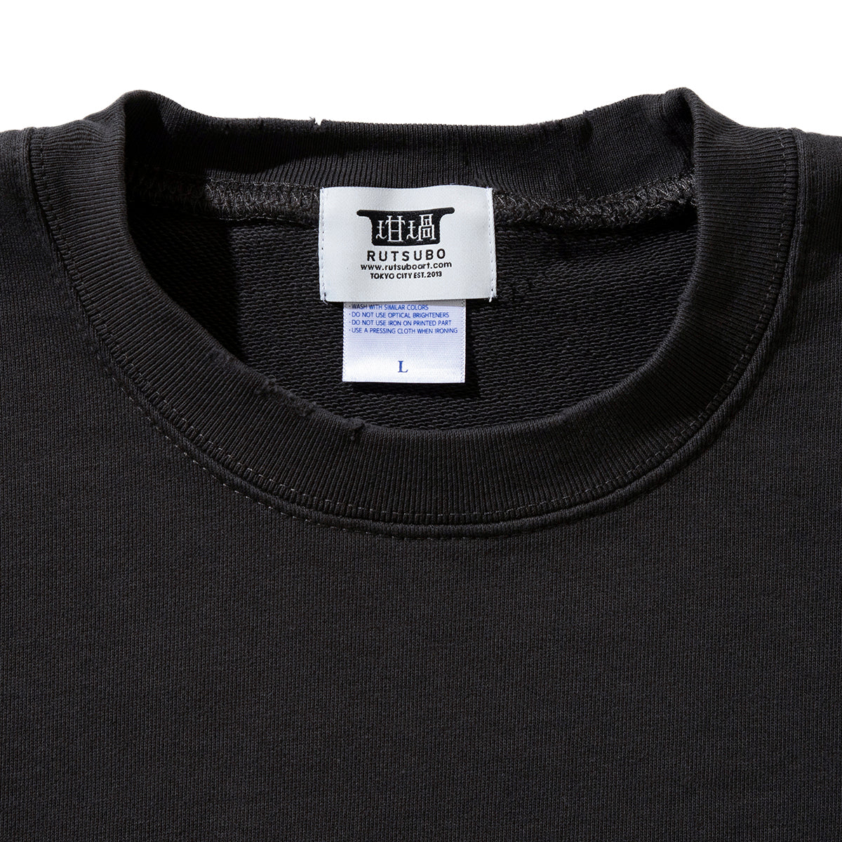 坩堝 WORKHARD/必殺仕事人 CREW SWEAT (RUTSUBO×YU SUDA） RUTSUBO WORKHARD/必殺仕事人 クルースウェット R25FA-SUDA-PF3【メンズ アーティスト クルースウェット メッセージ バックプリント コラボ 25FW】