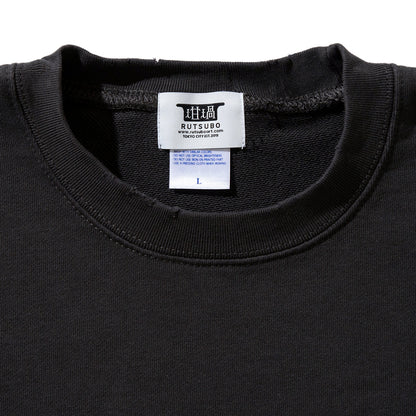 坩堝 WORKHARD/必殺仕事人 CREW SWEAT (RUTSUBO×YU SUDA） RUTSUBO WORKHARD/必殺仕事人 クルースウェット R25FA-SUDA-PF3【メンズ アーティスト クルースウェット メッセージ バックプリント コラボ 25FW】