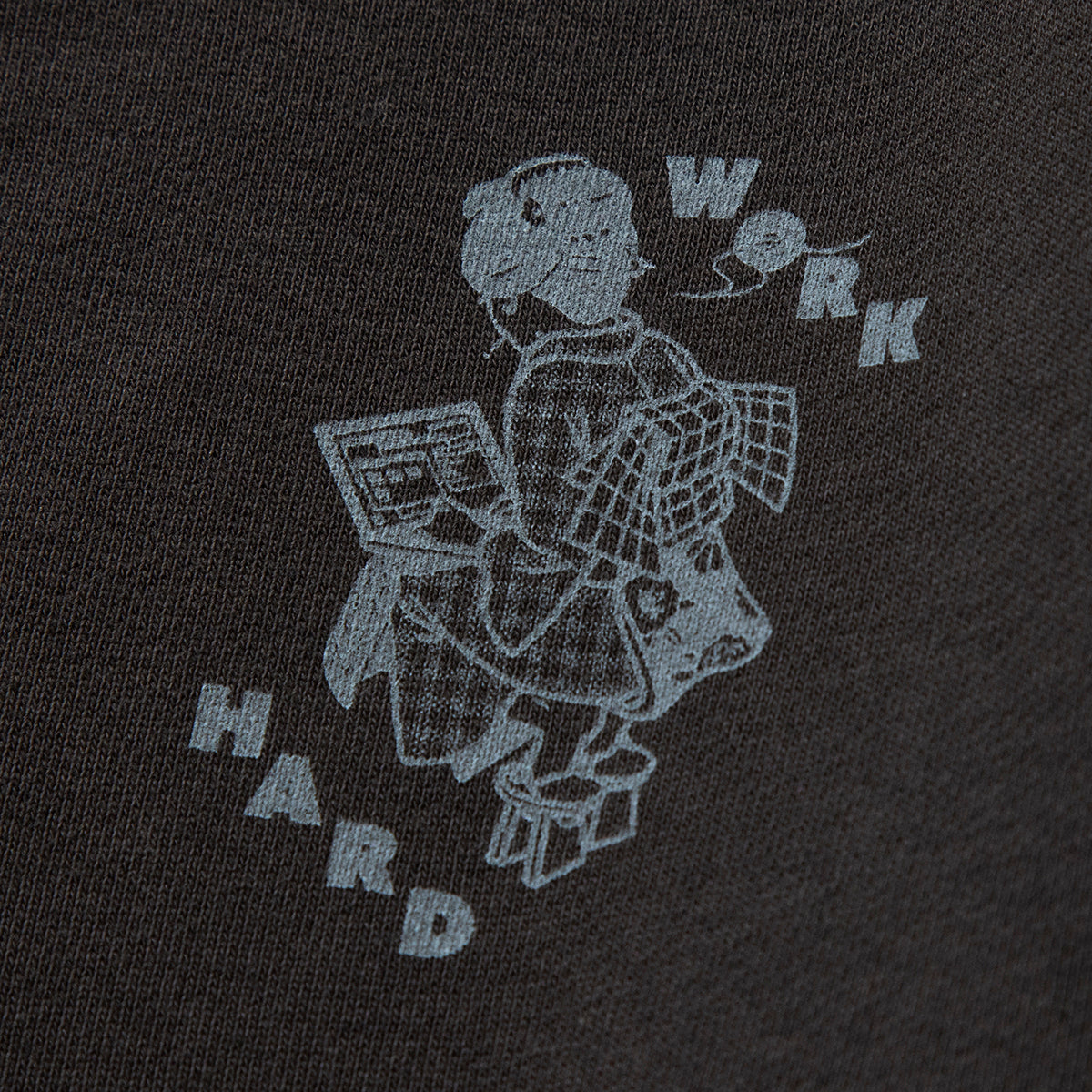 坩堝 WORKHARD/必殺仕事人 CREW SWEAT (RUTSUBO×YU SUDA） RUTSUBO WORKHARD/必殺仕事人 クルースウェット R25FA-SUDA-PF3【メンズ アーティスト クルースウェット メッセージ バックプリント コラボ 25FW】