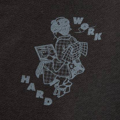 坩堝 WORKHARD/必殺仕事人 CREW SWEAT (RUTSUBO×YU SUDA） RUTSUBO WORKHARD/必殺仕事人 クルースウェット R25FA-SUDA-PF3【メンズ アーティスト クルースウェット メッセージ バックプリント コラボ 25FW】