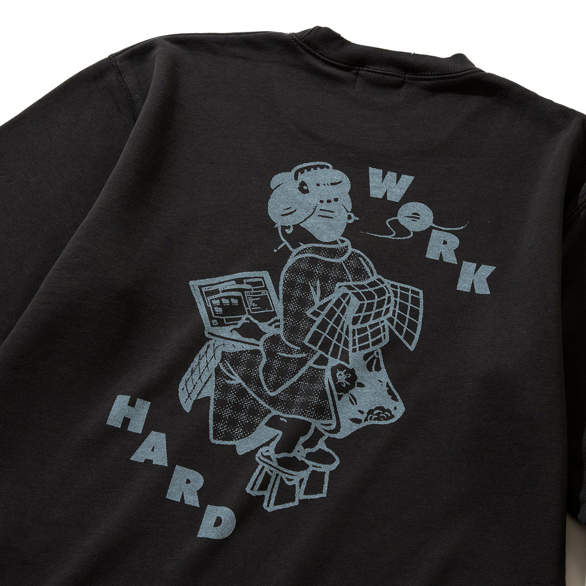 坩堝 WORKHARD/必殺仕事人 CREW SWEAT (RUTSUBO×YU SUDA） RUTSUBO WORKHARD/必殺仕事人 クルースウェット R25FA-SUDA-PF3【メンズ アーティスト クルースウェット メッセージ バックプリント コラボ 25FW】