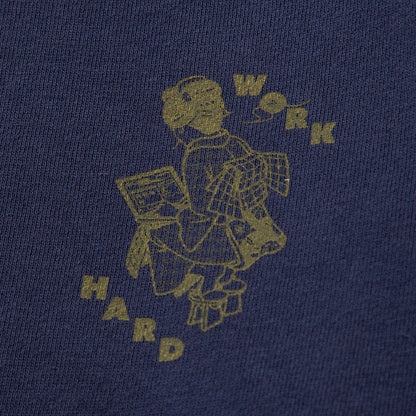 坩堝 WORKHARD/必殺仕事人 CREW SWEAT (RUTSUBO×YU SUDA） RUTSUBO WORKHARD/必殺仕事人 クルースウェット R25FA-SUDA-PF3【メンズ アーティスト クルースウェット メッセージ バックプリント コラボ 25FW】