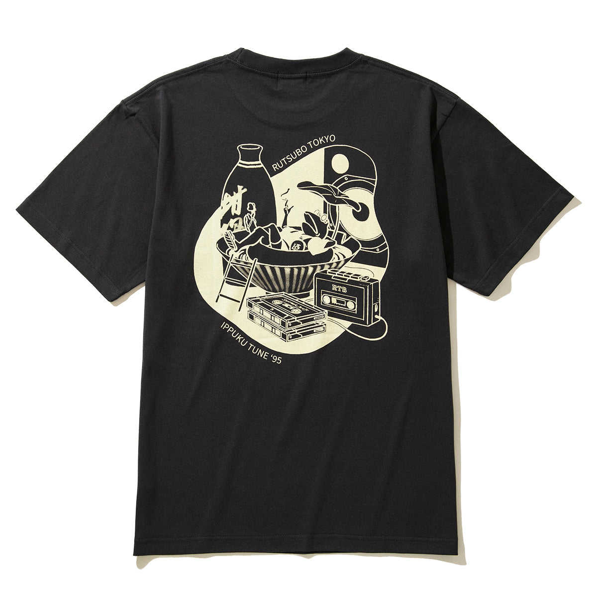 坩堝 IPPUKU TUNE ‘95 S/S T-SHIRTS (RUTSUBO×YU SUDA） RUTSUBO IPPUKU TUNE ‘95 ショートスリーブ Tシャツ R25FA-SUDA-TS1【メンズ グラフィック Tシャツ カセットテープ バックプリント コラボ 25FW】