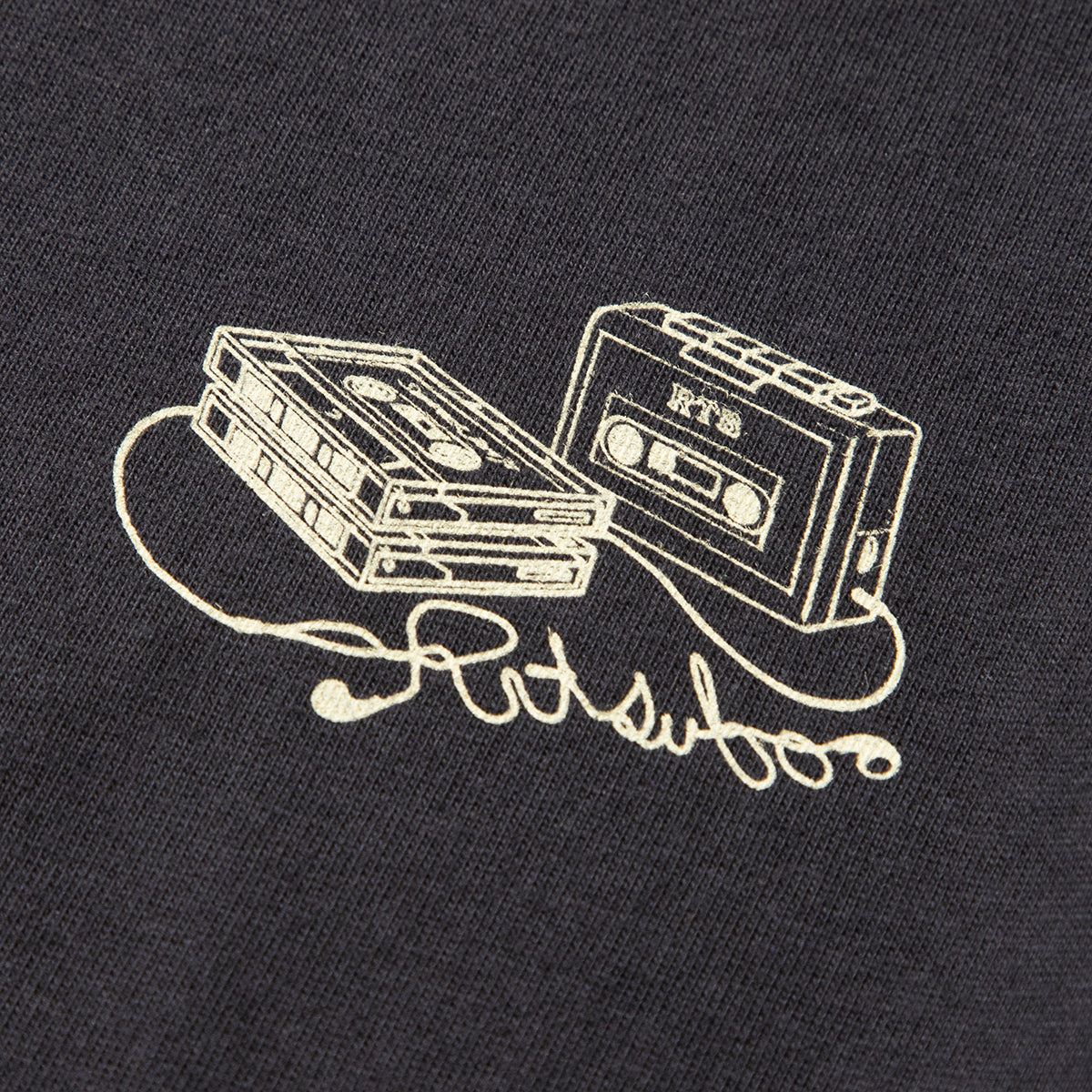 坩堝 IPPUKU TUNE ‘95 S/S T-SHIRTS (RUTSUBO×YU SUDA） RUTSUBO IPPUKU TUNE ‘95 ショートスリーブ Tシャツ R25FA-SUDA-TS1【メンズ グラフィック Tシャツ カセットテープ バックプリント コラボ 25FW】