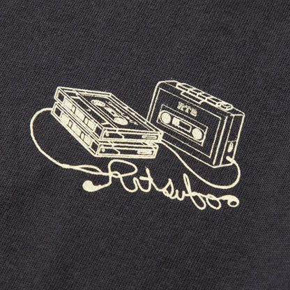 坩堝 IPPUKU TUNE ‘95 S/S T-SHIRTS (RUTSUBO×YU SUDA） RUTSUBO IPPUKU TUNE ‘95 ショートスリーブ Tシャツ R25FA-SUDA-TS1【メンズ グラフィック Tシャツ カセットテープ バックプリント コラボ 25FW】
