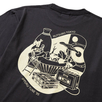 坩堝 IPPUKU TUNE ‘95 S/S T-SHIRTS (RUTSUBO×YU SUDA） RUTSUBO IPPUKU TUNE ‘95 ショートスリーブ Tシャツ R25FA-SUDA-TS1【メンズ グラフィック Tシャツ カセットテープ バックプリント コラボ 25FW】