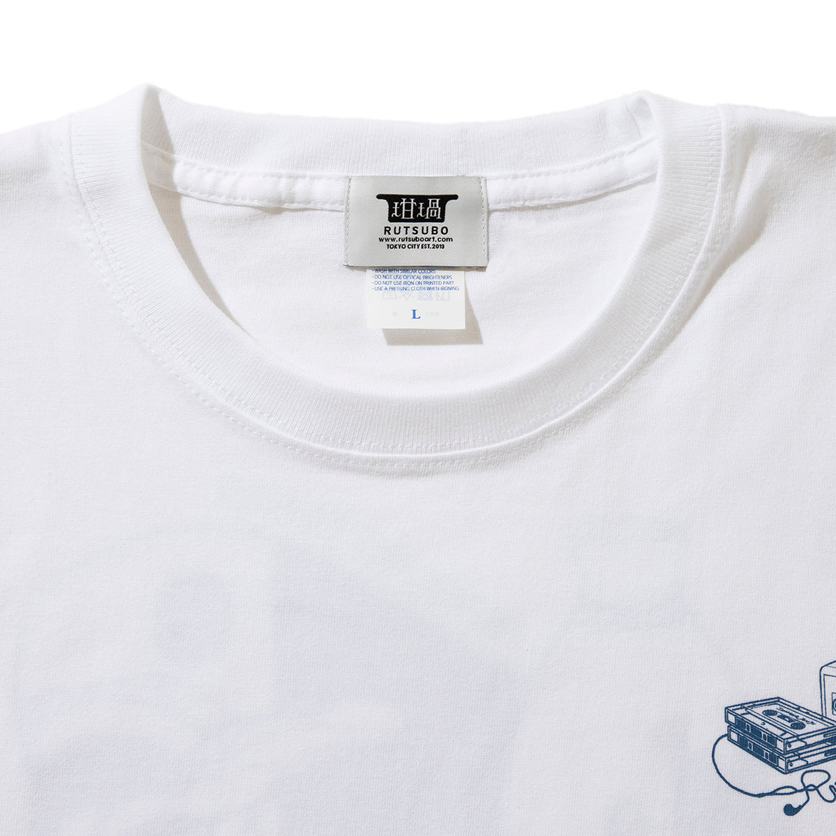 坩堝 IPPUKU TUNE ‘95 S/S T-SHIRTS (RUTSUBO×YU SUDA） RUTSUBO IPPUKU TUNE ‘95 ショートスリーブ Tシャツ R25FA-SUDA-TS1【メンズ グラフィック Tシャツ カセットテープ バックプリント コラボ 25FW】