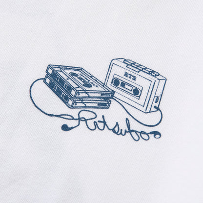 坩堝 IPPUKU TUNE ‘95 S/S T-SHIRTS (RUTSUBO×YU SUDA） RUTSUBO IPPUKU TUNE ‘95 ショートスリーブ Tシャツ R25FA-SUDA-TS1【メンズ グラフィック Tシャツ カセットテープ バックプリント コラボ 25FW】