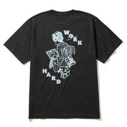 坩堝 WORKHARD/必殺仕事人 S/S T-SHIRTS (RUTSUBO×YU SUDA） RUTSUBO WORKHARD/必殺仕事人 ショートスリーブ Tシャツ R25FA-SUDA-TS3【メンズ Tシャツ グラフィック メッセージ バックプリント アーティスト コラボ 25FW】