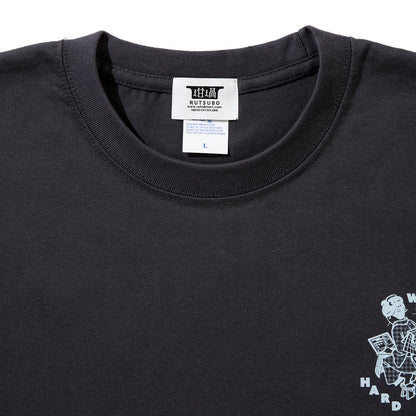 坩堝 WORKHARD/必殺仕事人 S/S T-SHIRTS (RUTSUBO×YU SUDA） RUTSUBO WORKHARD/必殺仕事人 ショートスリーブ Tシャツ R25FA-SUDA-TS3【メンズ Tシャツ グラフィック メッセージ バックプリント アーティスト コラボ 25FW】