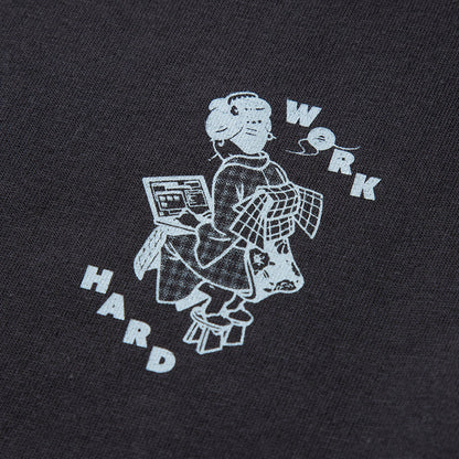 坩堝 WORKHARD/必殺仕事人 S/S T-SHIRTS (RUTSUBO×YU SUDA） RUTSUBO WORKHARD/必殺仕事人 ショートスリーブ Tシャツ R25FA-SUDA-TS3【メンズ Tシャツ グラフィック メッセージ バックプリント アーティスト コラボ 25FW】