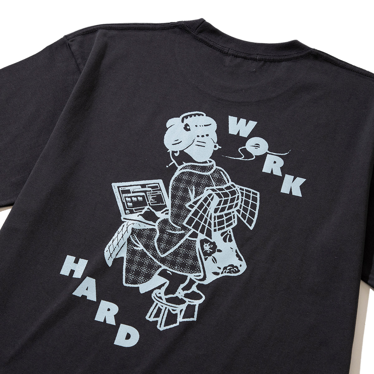 坩堝 WORKHARD/必殺仕事人 S/S T-SHIRTS (RUTSUBO×YU SUDA） RUTSUBO WORKHARD/必殺仕事人 ショートスリーブ Tシャツ R25FA-SUDA-TS3【メンズ Tシャツ グラフィック メッセージ バックプリント アーティスト コラボ 25FW】
