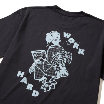坩堝 WORKHARD/必殺仕事人 S/S T-SHIRTS (RUTSUBO×YU SUDA） RUTSUBO WORKHARD/必殺仕事人 ショートスリーブ Tシャツ R25FA-SUDA-TS3【メンズ Tシャツ グラフィック メッセージ バックプリント アーティスト コラボ 25FW】