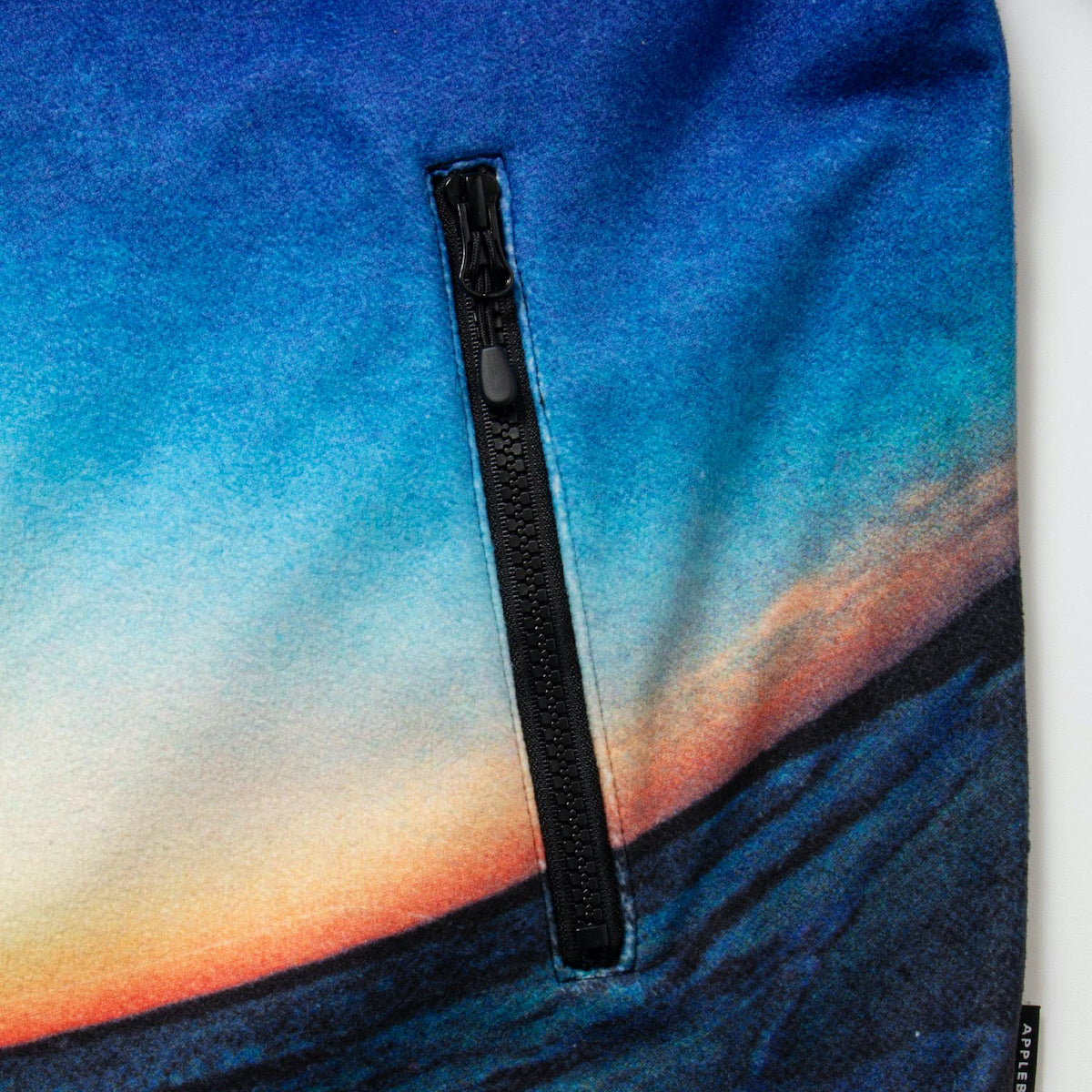 APPLEBUM “Summer Madness” Half Zip Fleece アップルバム “サマーマッドネス”ハーフジップ フリース 2520621【メンズ アウター フリースジャケット 刺繍 グラデーション 25FW】