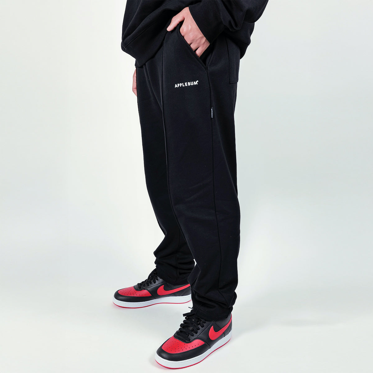 APPLEBUM Logo Sweat Pants アップルバム ロゴ スウェットパンツ 2520807【メンズ スウェットパンツ ピンタック センタープレス セットアップ可 25FW】