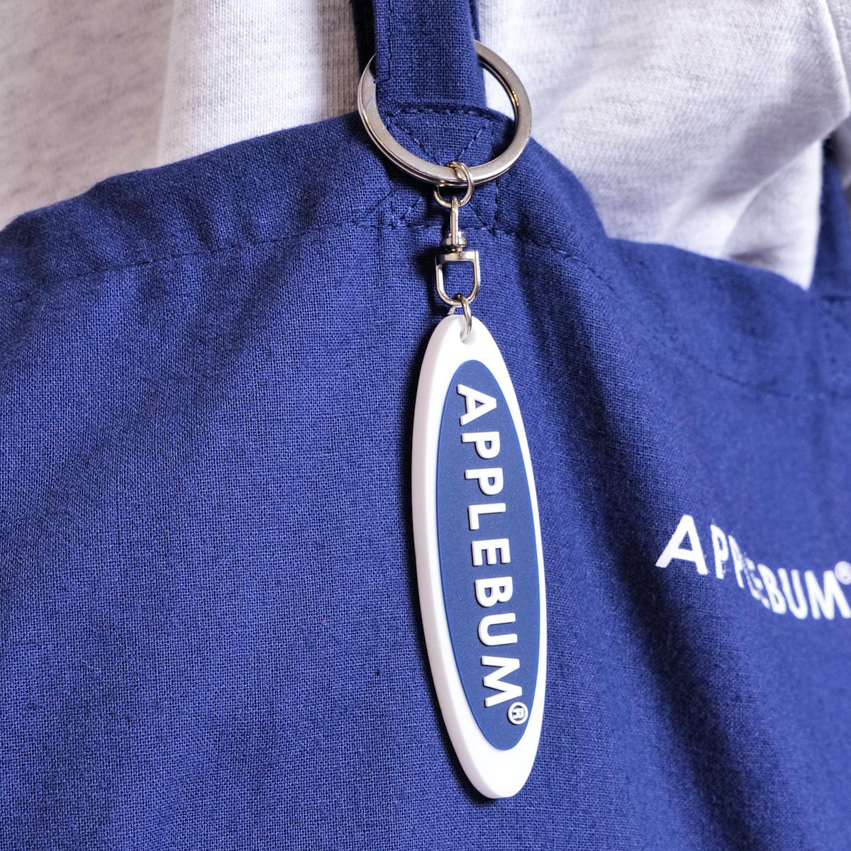 APPLEBUM Logo Key Holder アップルバム ロゴ キーホルダー 2521006【メンズ キーホルダー ロゴ ラバー アクセサリー 25FW】