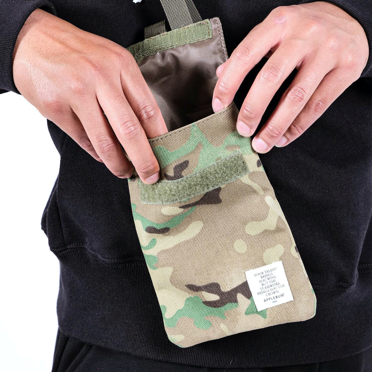 APPLEBUM Camo Neck Pouch アップルバム カモ ネックポーチ 2521010【メンズ ネックポーチ ナイロン素材 耐久性 小物収納 ユニセックス 25FW】