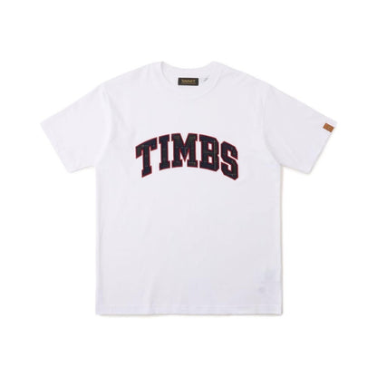 Timberland [TOKYO DESIGN COLLECTIVE] TIMBS SS TEE ティンバーランド [トウキョウ デザイン コレクティブ]  TIMBS ショートスリーブ ティー A2NWT【メンズ 半袖Tシャツ コットン 快適 前面ロゴ シンプル 25FW】