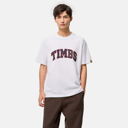Timberland [TOKYO DESIGN COLLECTIVE] TIMBS SS TEE ティンバーランド [トウキョウ デザイン コレクティブ]  TIMBS ショートスリーブ ティー A2NWT【メンズ 半袖Tシャツ コットン 快適 前面ロゴ シンプル 25FW】