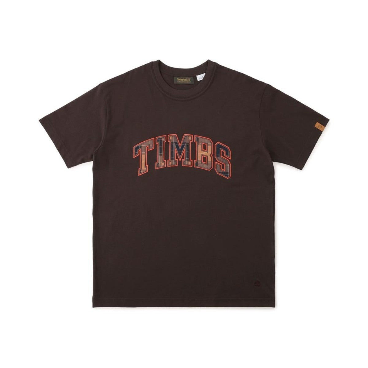 Timberland [TOKYO DESIGN COLLECTIVE] TIMBS SS TEE ティンバーランド [トウキョウ デザイン コレクティブ]  TIMBS ショートスリーブ ティー A2NWT【メンズ 半袖Tシャツ コットン 快適 前面ロゴ シンプル 25FW】