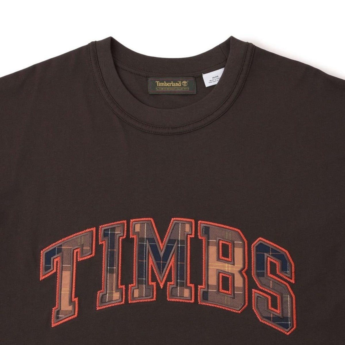 Timberland [TOKYO DESIGN COLLECTIVE] TIMBS SS TEE ティンバーランド [トウキョウ デザイン コレクティブ]  TIMBS ショートスリーブ ティー A2NWT【メンズ 半袖Tシャツ コットン 快適 前面ロゴ シンプル 25FW】