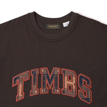Timberland [TOKYO DESIGN COLLECTIVE] TIMBS SS TEE ティンバーランド [トウキョウ デザイン コレクティブ]  TIMBS ショートスリーブ ティー A2NWT【メンズ 半袖Tシャツ コットン 快適 前面ロゴ シンプル 25FW】