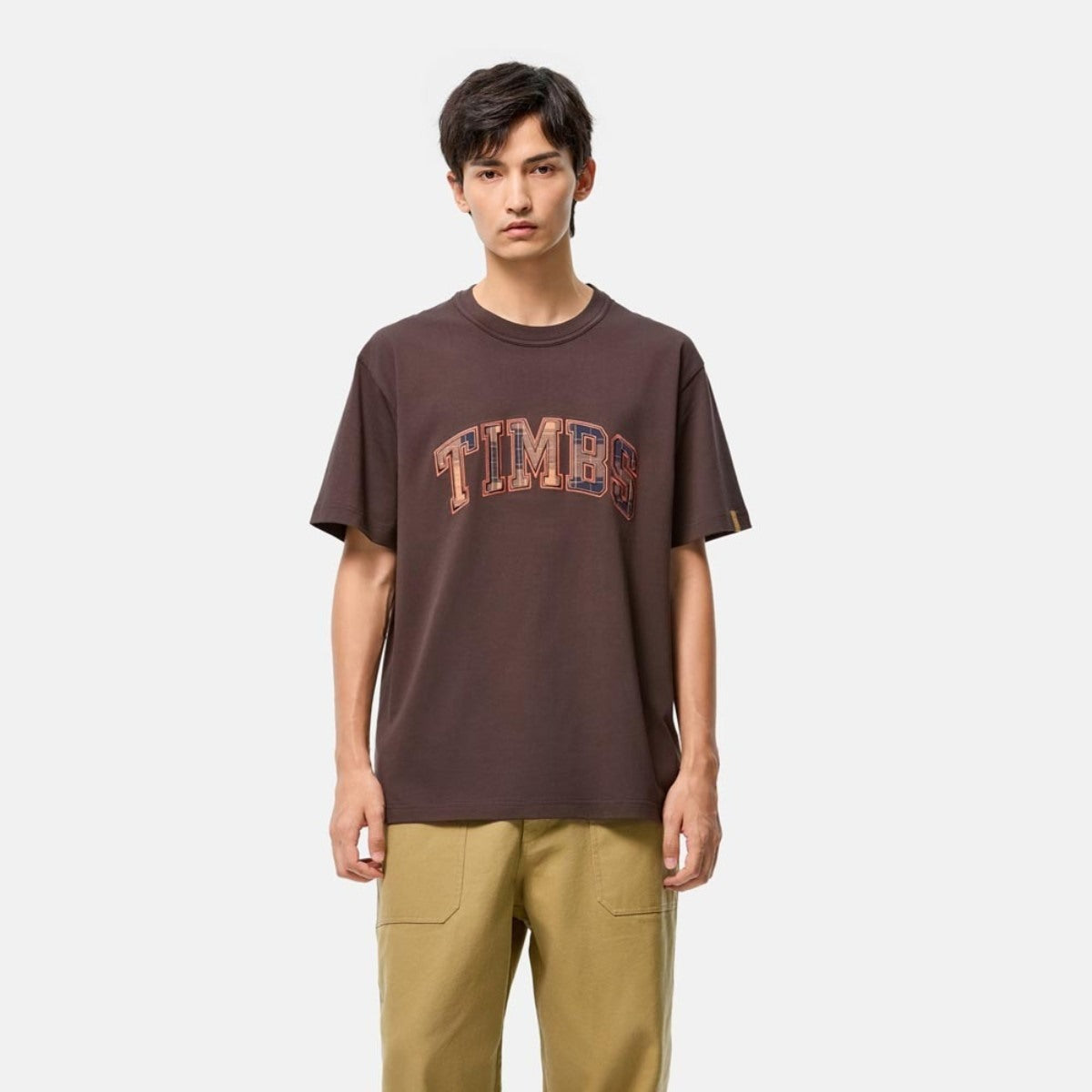 Timberland [TOKYO DESIGN COLLECTIVE] TIMBS SS TEE ティンバーランド [トウキョウ デザイン コレクティブ]  TIMBS ショートスリーブ ティー A2NWT【メンズ 半袖Tシャツ コットン 快適 前面ロゴ シンプル 25FW】