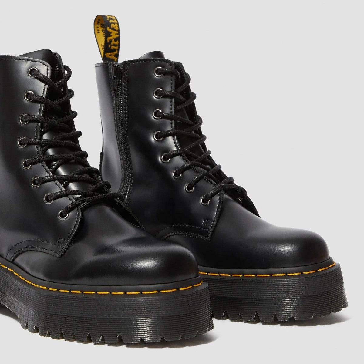 Dr. MARTENS JADON 8 HOLE BOOT ドクターマーチン JADON 8ホールブーツ DM-15265001-BLK【レディース 厚底 ブーツ ジップ ヒールループ イエローステッチ 25FW】