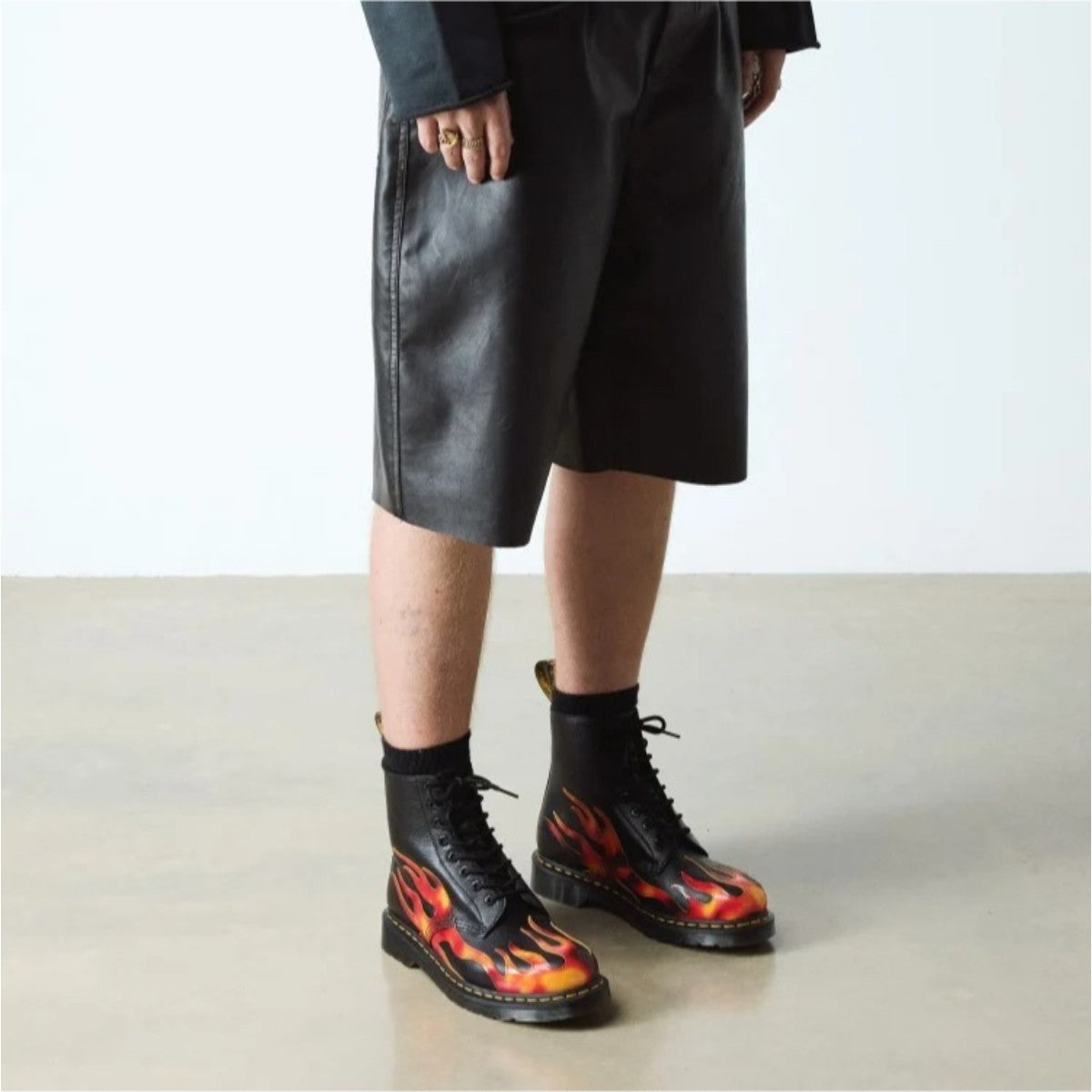 Dr. MARTENS 1460 PASCAL FLAME 8 HOLE BOOT ドクターマーチン 1460 PASCAL FLAME 8 ホール ブーツ DM41517001-BKRED【メンズ 8ホール ブーツ フレーム レザー DMSソール 25FW】